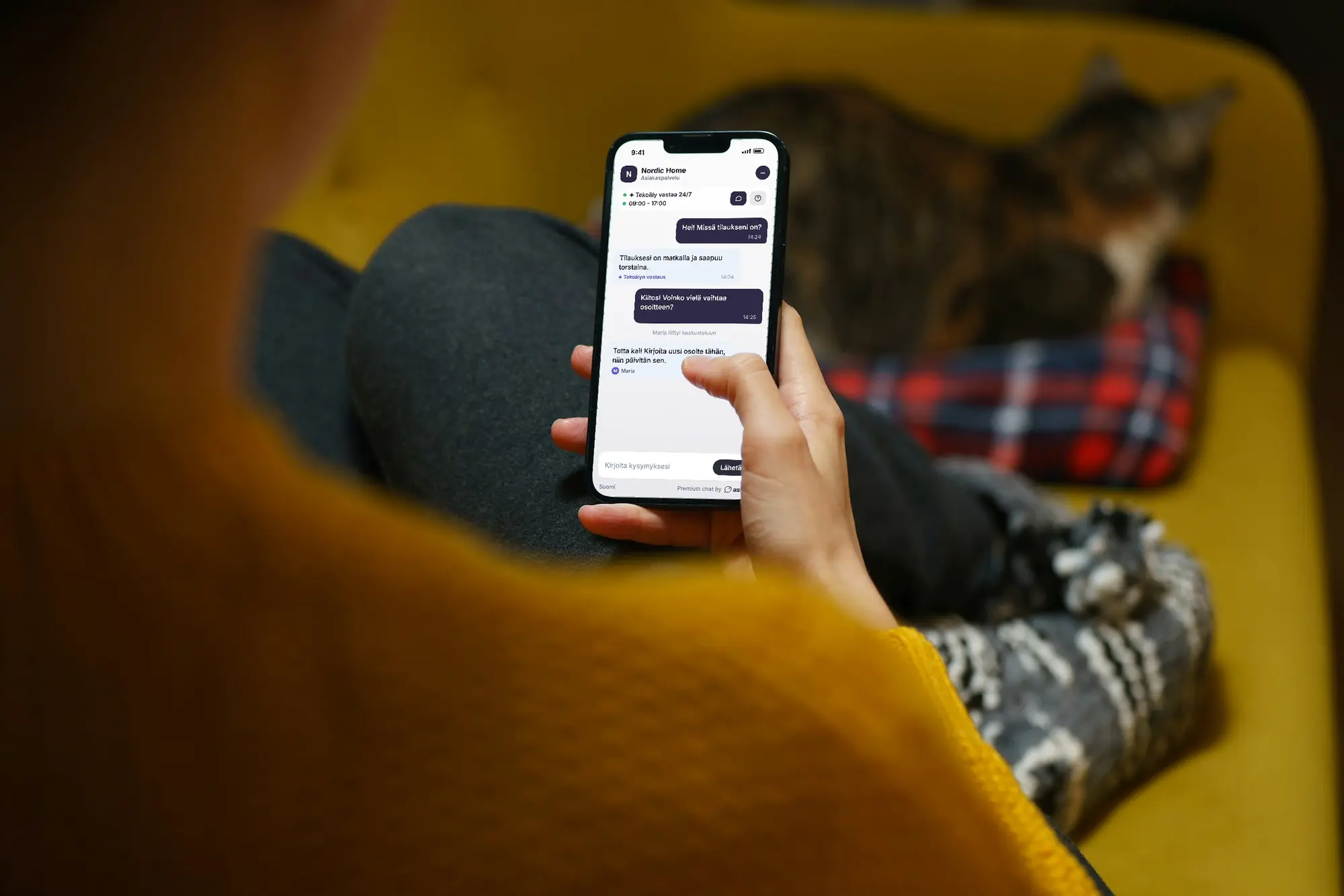 Klient kirjutab telefonis e-poele. Ekraanil on Askly vestlus soome keeles: küsimus, AI vastus ja meeskonnaliige Maria, kes vestluse üle võtab.